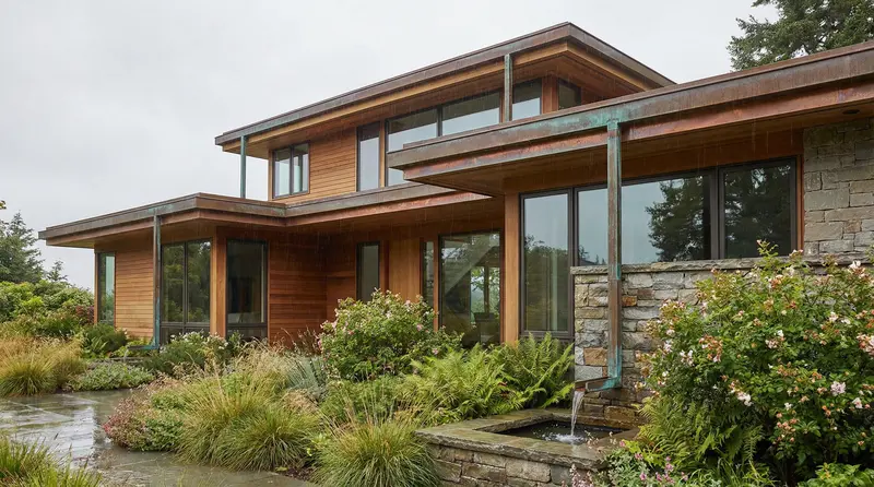 Detalhe de calha embutida em telhado de residência com acabamento refinado