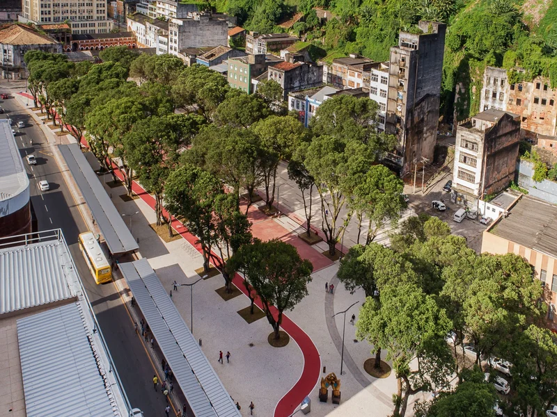 Praça urbana revitalizada com arquitetura moderna e áreas verdes