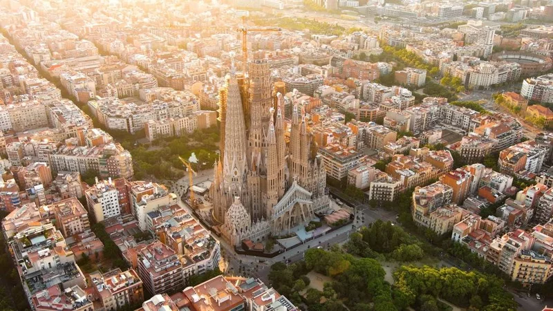 Visão geral da Sagrada Família com suas torres imponentes