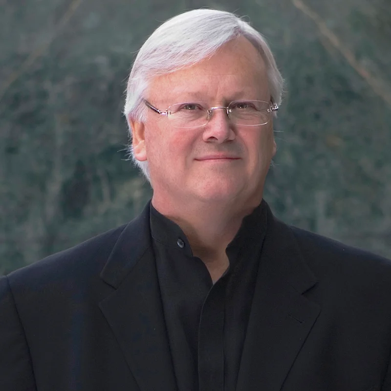 Retrato de Adrian Smith, um arquiteto de renome mundial.