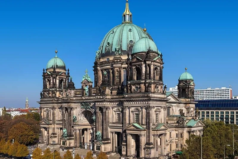 Compilação de estilos arquitetônicos alemães, mostrando desde o enxaimel até a Bauhaus.