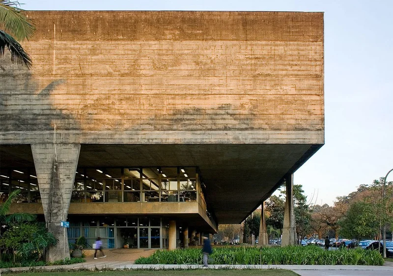 A fachada da Faculdade de Arquitetura e Urbanismo da USP (FAU-USP), um ícone da arquitetura brutalista brasileira.