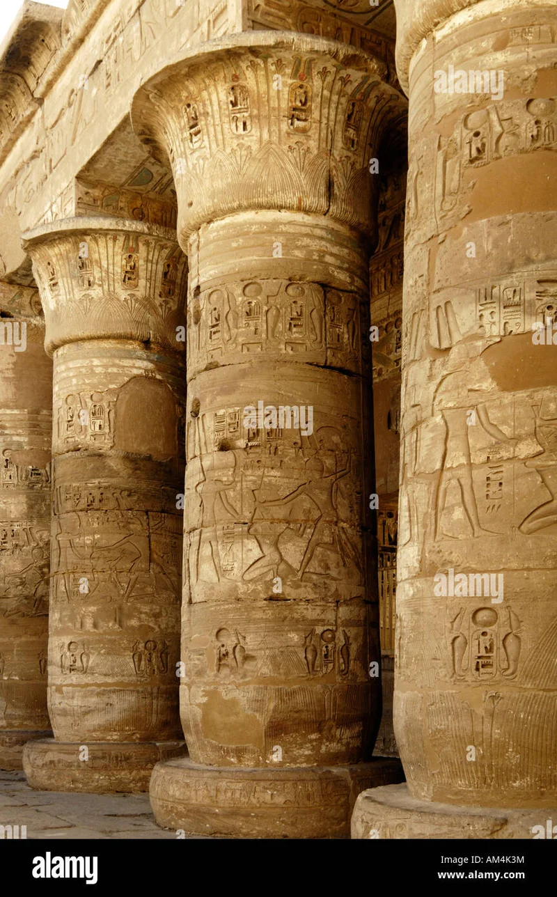 Interior de um templo egípcio com colunas e hieróglifos