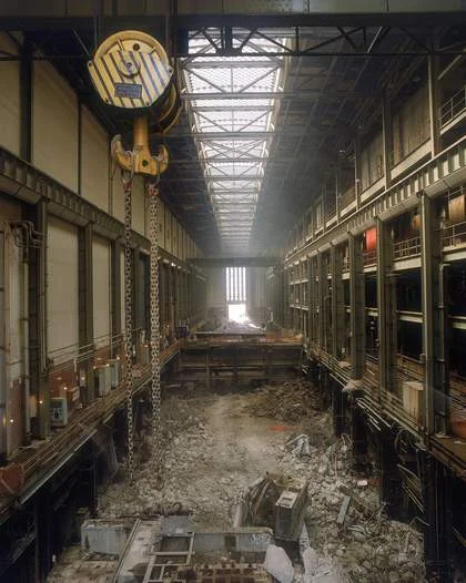 Interior da Tate Modern, com sua imensa sala de turbinas.