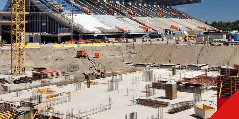 Diagrama de corte transversal de um estádio, mostrando as diferentes camadas de infraestrutura, incluindo assentos, corredores, áreas de serviço e sistemas de drenagem.