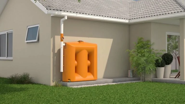 Sistema de captação de água da chuva em um telhado verde.