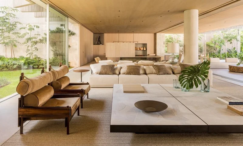 Interior de uma residência projetada por Arthur Casas, com mobiliário e iluminação curados