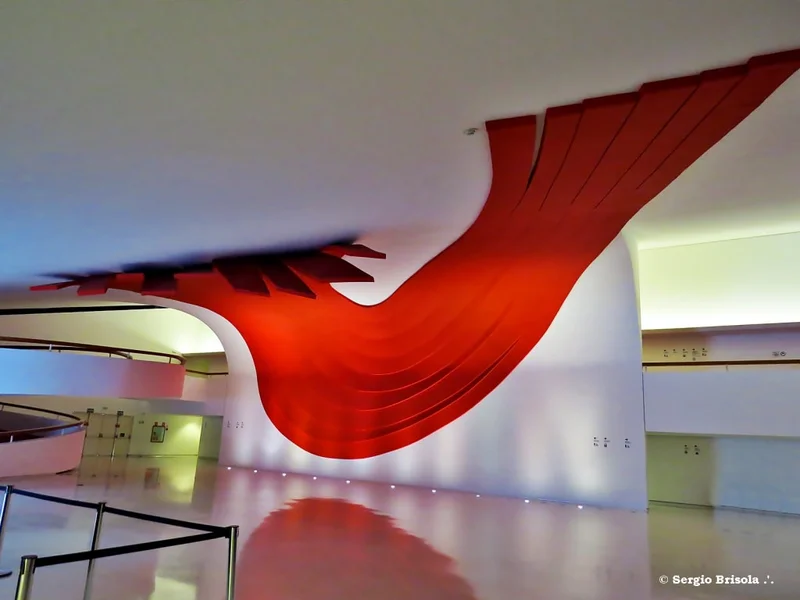 Detalhe da lingueta vermelha do Auditório Ibirapuera, contrastando com o concreto aparente