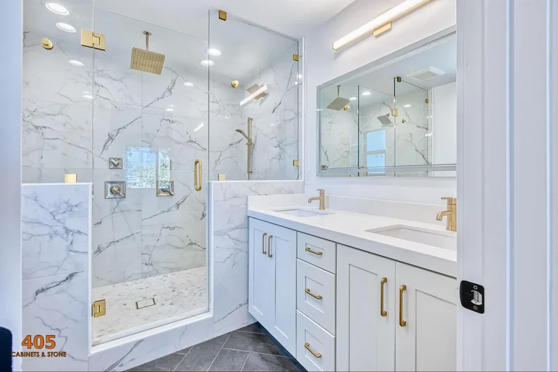 Banheiro pequeno moderno com revestimento cinza, marcenaria de madeira clara e cuba esculpida.