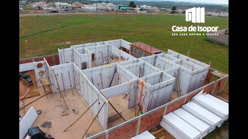 Casa construída com blocos de isopor e revestida com concreto