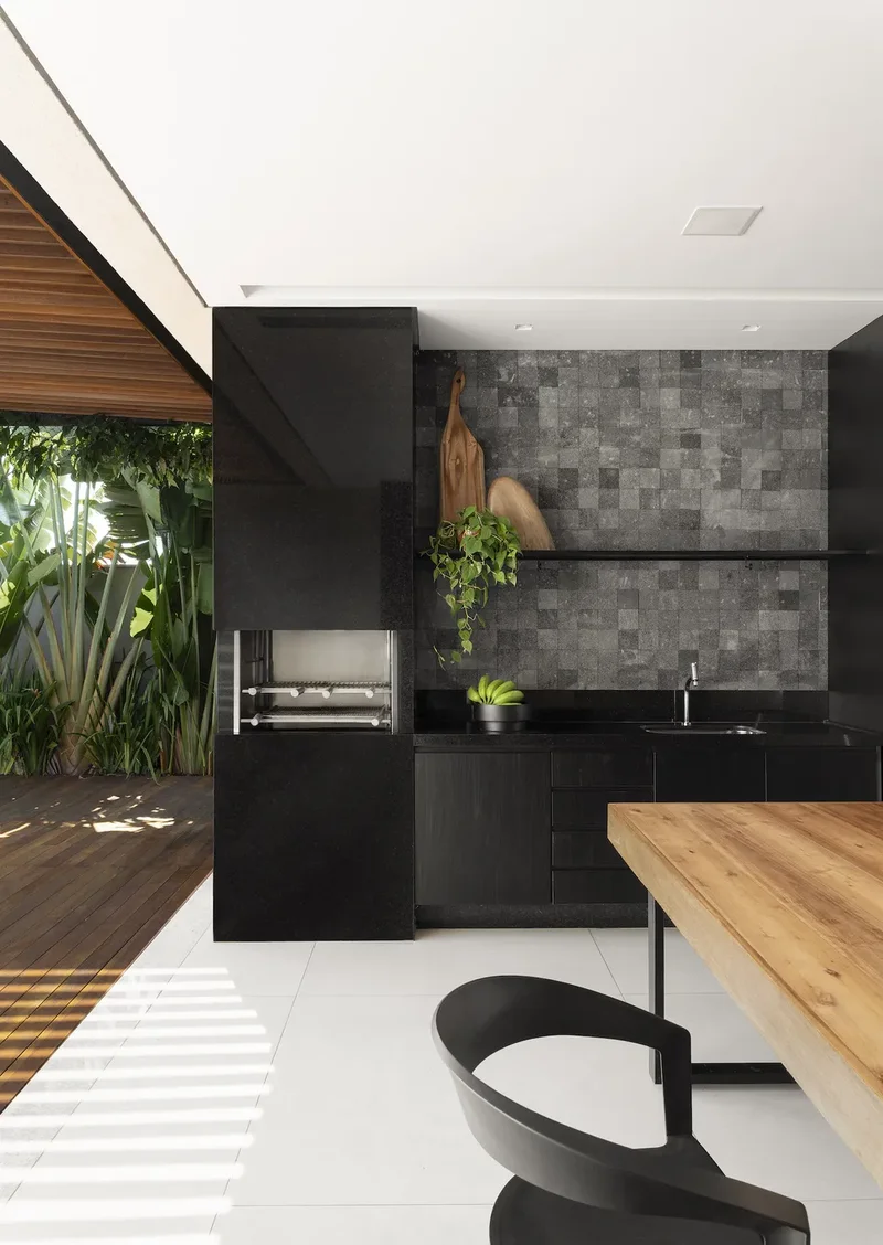 Churrasqueira moderna em área gourmet integrada