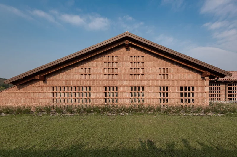 Arquiteto trabalhando em projeto de concurso, com prancheta e computador