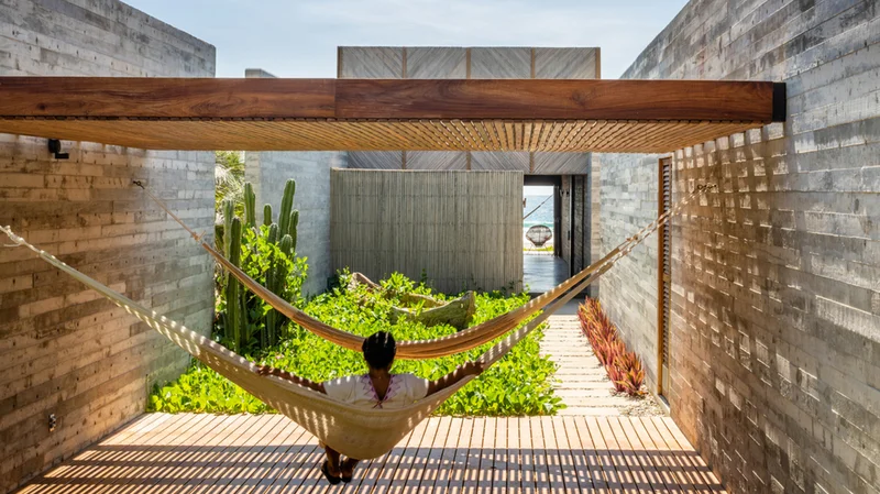 Pessoa relaxando em ambiente projetado para bem-estar mental