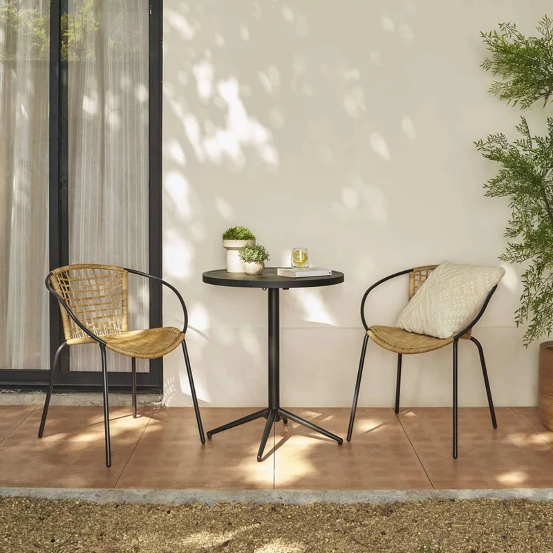 Varanda pequena decorada com móveis compactos e plantas