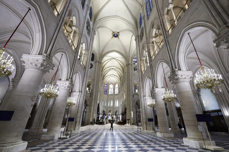 Interior da Catedral de Notre-Dame de Paris, mostrando os arcos ogivais e as abóbadas de cruzaria