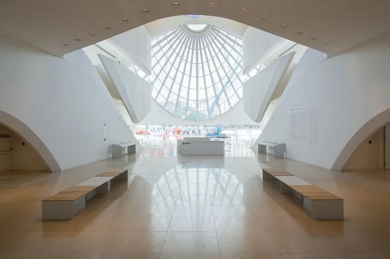 Interior do Museu do Amanhã, mostrando a exposição principal com tecnologia interativa e iluminação zenital.