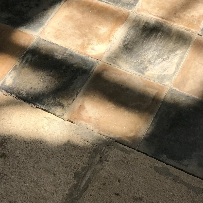 Detalhes de textura e luz no piso