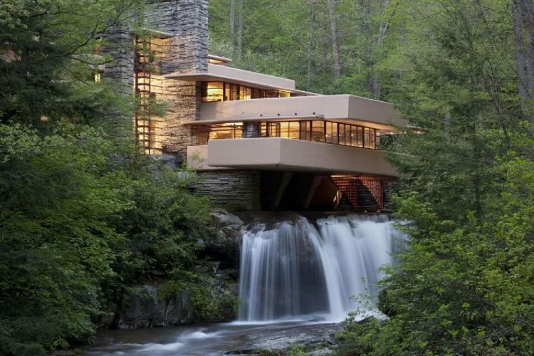 A Casa da Cascata, de Frank Lloyd Wright, construída sobre uma cachoeira.