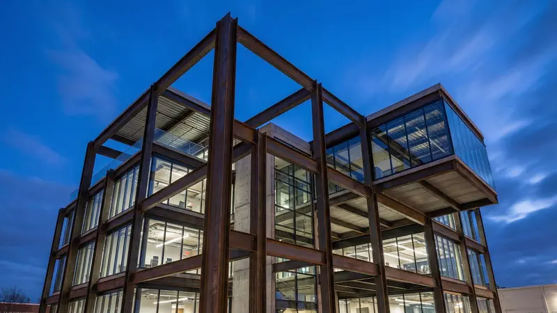 Loft com grandes janelas e parede de tijolos aparentes