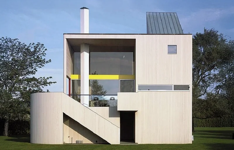 Exemplo de arquitetura geométrica com formas angulares e simétricas