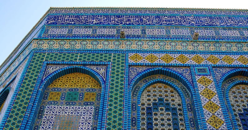 Detalhe de uma parede com azulejos e padrões geométricos