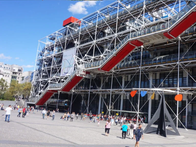 Centro Pompidou em Paris, exemplo emblemático da arquitetura High Tech