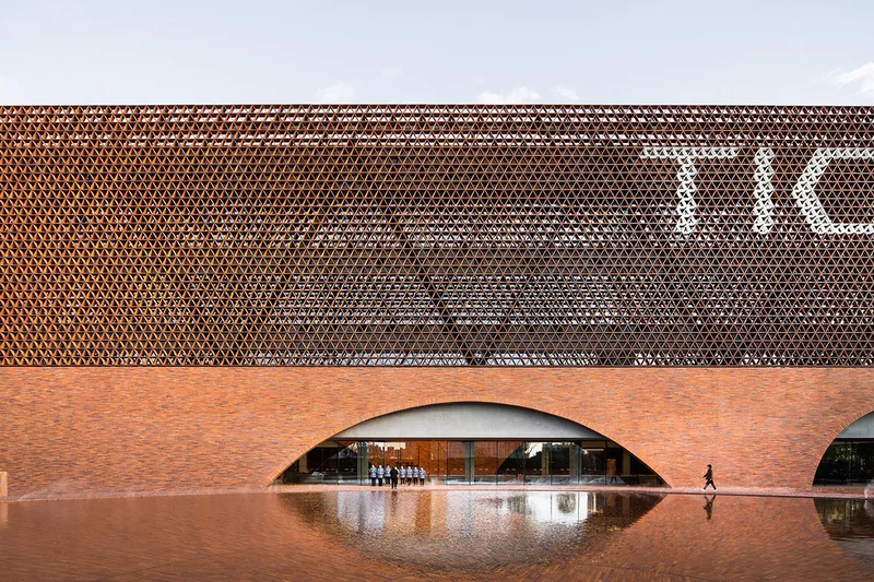 Casa moderna com estrutura de concreto aparente e paredes de alvenaria