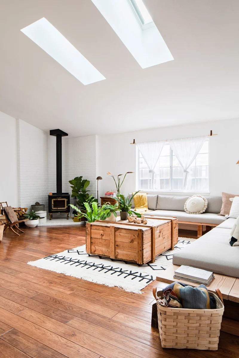 Exemplo de janela no teto em ambiente contemporâneo