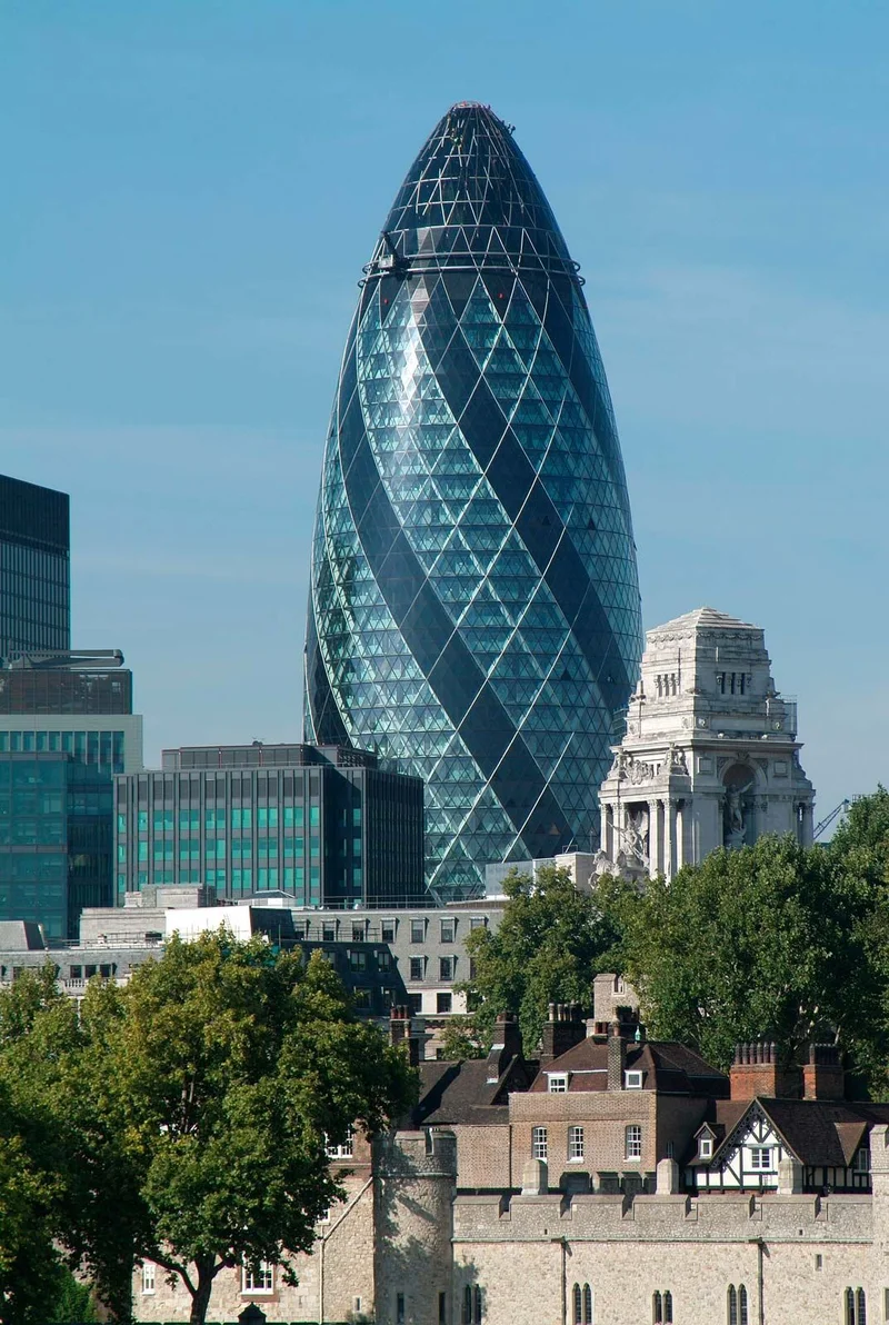 Vista do 30 St Mary Axe (The Gherkin) em Londres