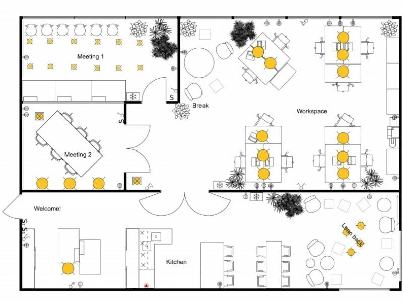 Arquiteto analisando uma planta elétrica residencial sobre uma mesa de projetos.