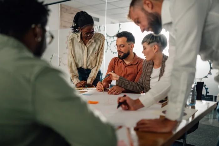 Profissional escrevendo um briefing de arquitetura