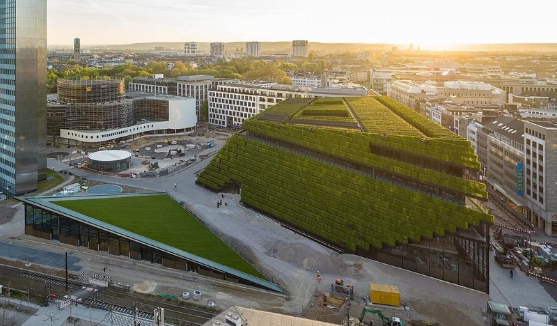 Vista aérea de um complexo urbano com edifícios de grande escala e amplas avenidas