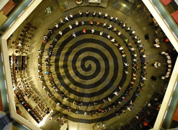 Vista externa do Templo da Boa Vontade, com sua imponente pirâmide de sete faces.