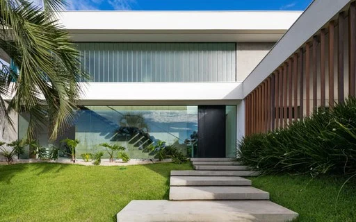 Exemplo de casa minimalista com fachada branca e linhas retas