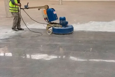 Processo de aplicação do cimento queimado, mostrando fase de polimento mecânico