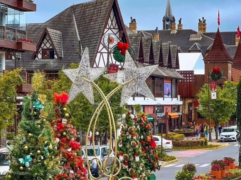 Detalhe da fachada de uma casa em estilo bávaro em Gramado.