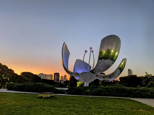 A Floralis Genérica com suas pétalas abertas durante o dia.