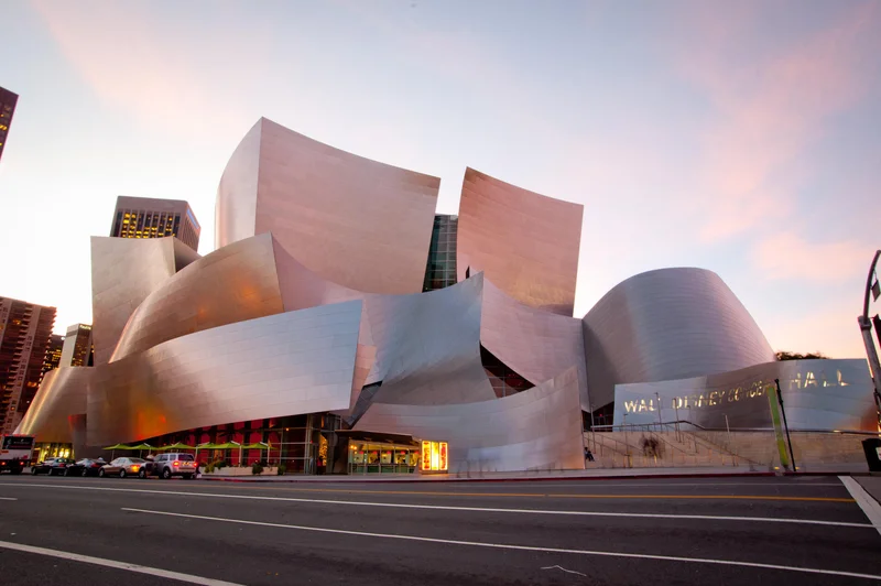 Vista exterior do Walt Disney Concert Hall com suas curvas de aço inoxidável