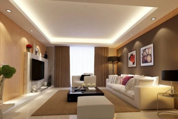 Sala de estar sofisticada com um forro de gesso com sanca iluminada por fita de LED, criando uma luz ambiente aconchegante.