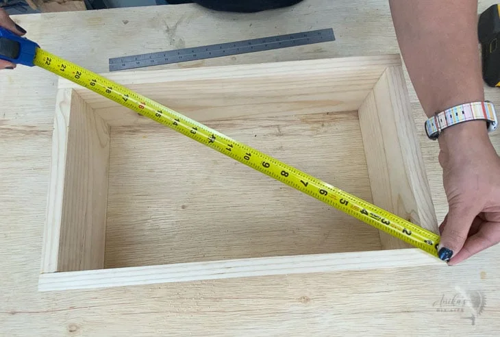 Ilustração de um ambiente retangular com suas medidas de comprimento e largura.