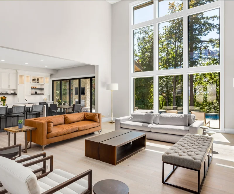 Exemplo de janelas altas que aproveitam o pé direito elevado