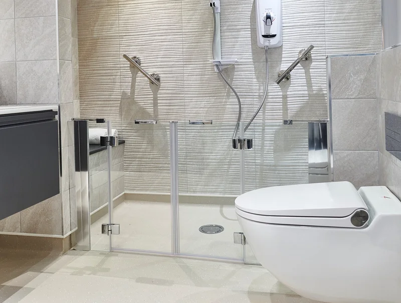 Pessoa em cadeira de rodas utilizando um banheiro acessível com autonomia.