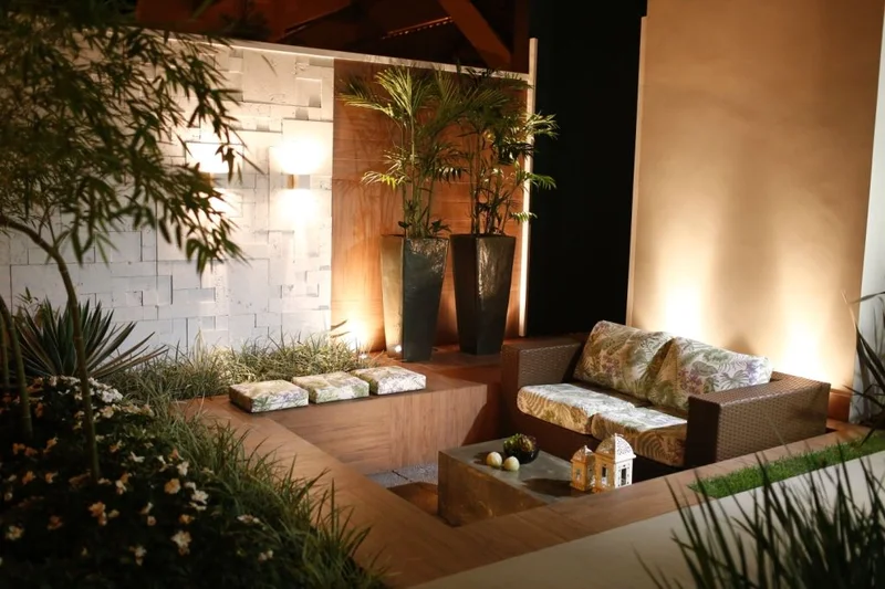 Jardim iluminado com luzes LED em diferentes níveis