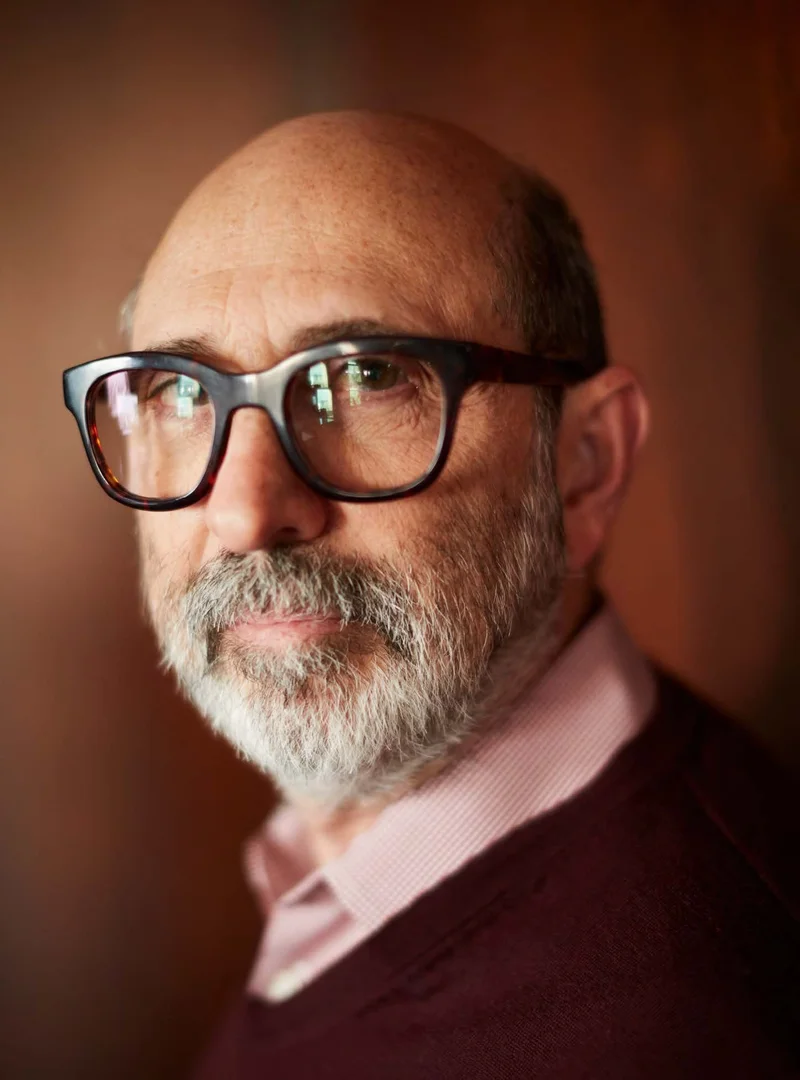 Retrato de Isay Weinfeld em seu escritório