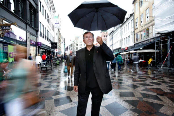 Jan Gehl observando a vida urbana