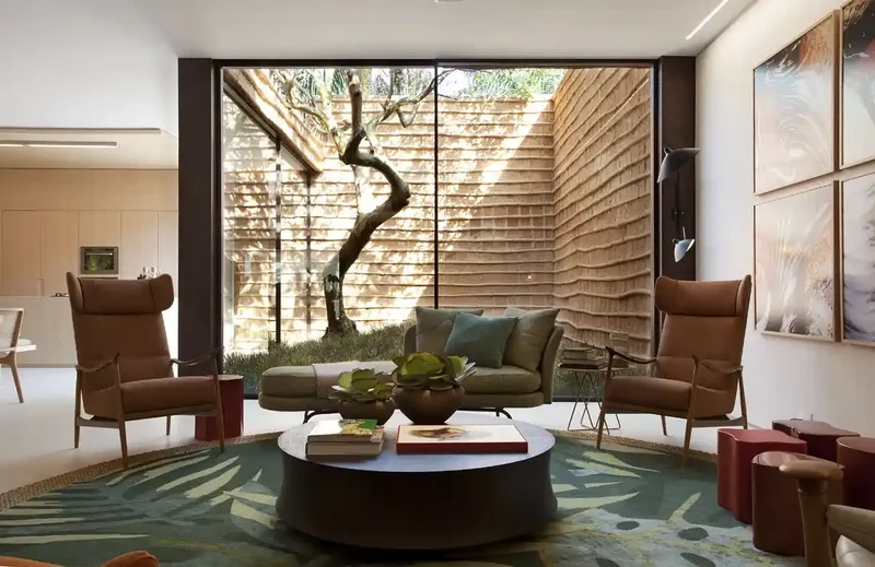 Um exuberante jardim de inverno em uma sala de estar moderna, com muita luz natural.