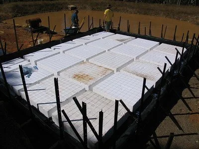 Detalhe de uma laje com isopor em construção, mostrando as vigotas treliçadas e os blocos de EPS.