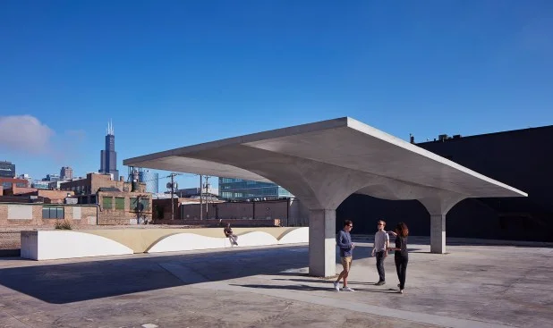 Interior de uma residência moderna com um grande vão livre, possibilitado pelo uso de laje de isopor.