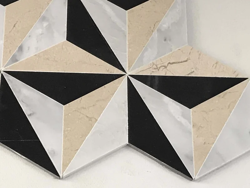 Exemplos de diferentes tipos de mármore: Carrara, Nero Marquina e Crema Marfil