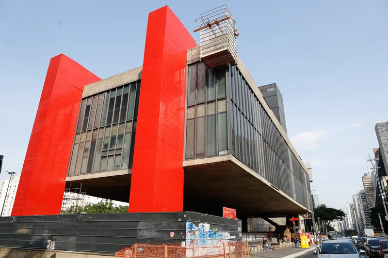 Vista frontal do MASP com seu icônico vão livre
